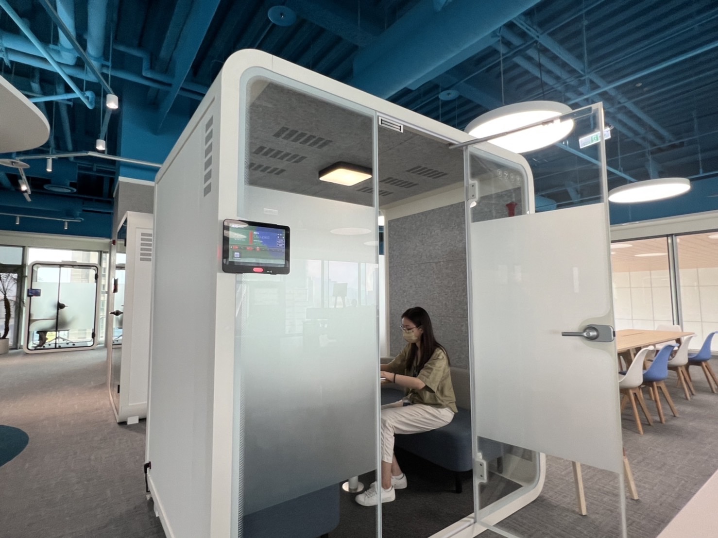 新航高雄據點的智慧行動辦公艙，展現新航在面板以外的研發應用軟實力