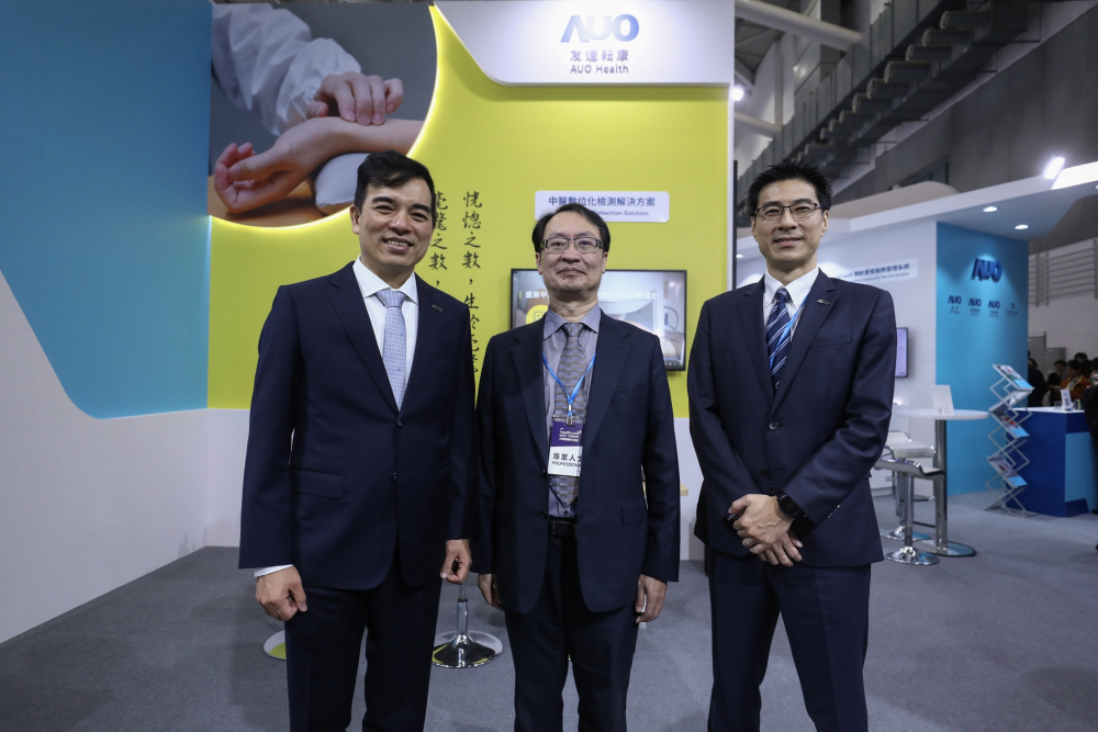 首次於醫療科技展亮相的新航耘康，捐贈數位化檢測設備與研究經費，協助衛福部國家中醫藥研究所打造中醫大數據資料庫。圖由左至右為新航光電執行長暨總經理柯富仁、衛福部國家中醫藥研究所所長蘇奕彰、新航光電智慧醫療事業群總經理廖世宏