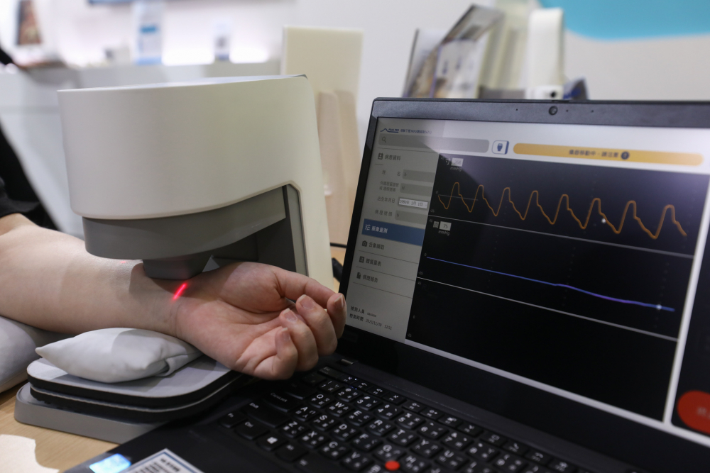 新航耘康脈象檢測系統透過電腦精準控制升降系統，還原中醫師三指把脈過程的舉、按、尋手法，將脈象感受轉化成數據，未來可結合大數據分析，實現智慧醫療及準確性